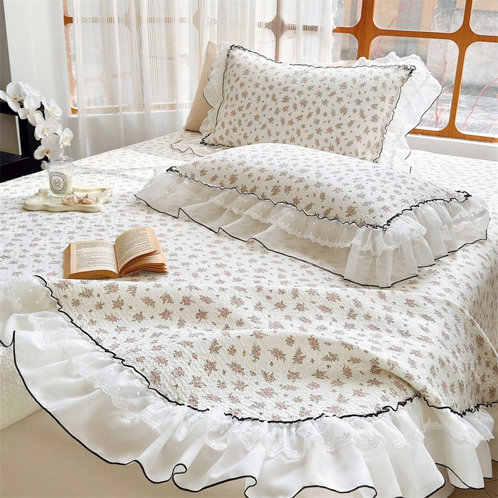 91家纺网 家纺一手货源 找家纺 金喜 2025新款韩版木棉印花小清新床盖双层蕾丝边夹棉床盖-小清新系列 花时光