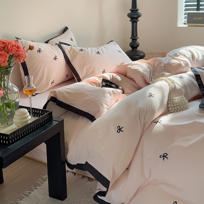 91家纺网 家纺一手货源 找家纺 优悦生活馆2025新款全棉纯棉水洗棉刺绣四件套 粉小格-蝴蝶结