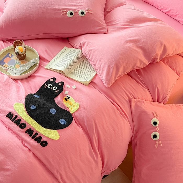 91家纺网 家纺一手货源 找家纺 宜家坊 2025新款卡通水洗棉毛巾绣四件套 可爱猫-粉
