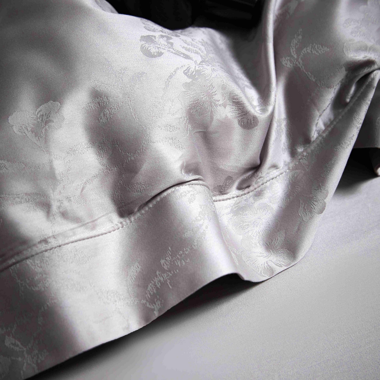 91家纺网 家纺一手货源 找家纺 榻尚家居 2025春夏新款长绒棉全棉纯棉贡缎提花手工立体埋绳工艺四件套 花香风呤-浅灰