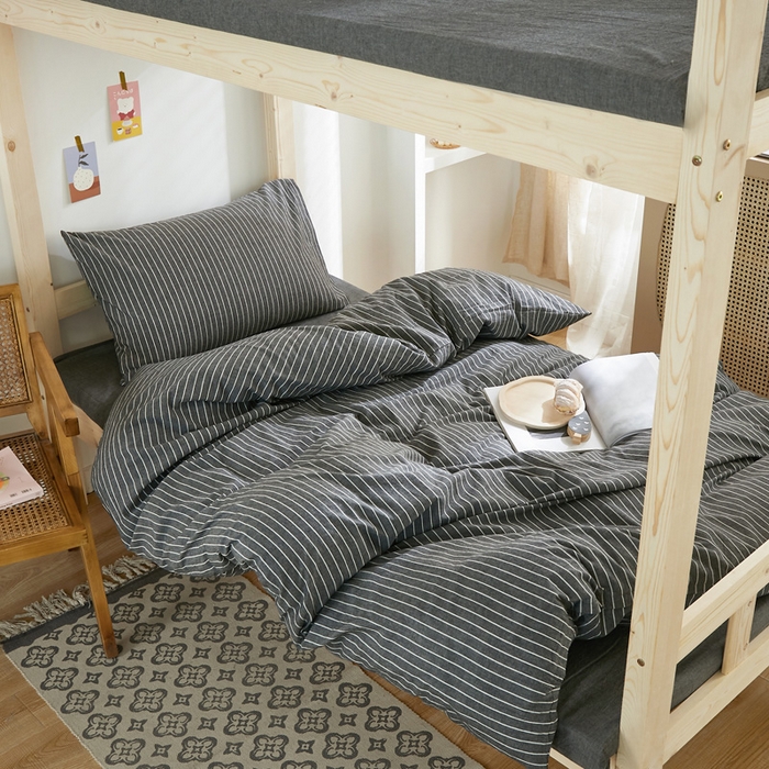 91家纺网 家纺一手货源 找家纺 水洗的故事 2025新款开学季色织水洗棉学生宿舍三件套 灰细条