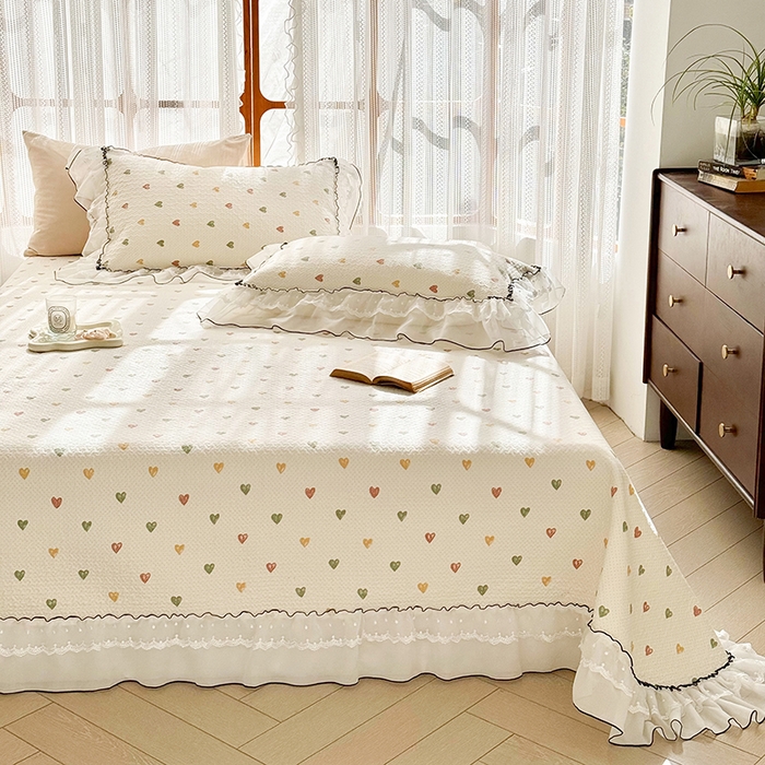 91家纺网 家纺一手货源 找家纺 金喜 2025新款韩版木棉印花小清新床盖双层蕾丝边夹棉床盖-小清新系列 爱心糖