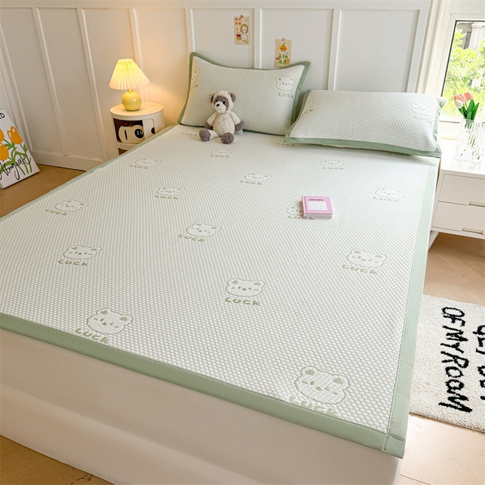 91家纺网 家纺一手货源 找家纺 喜居 2025新款LUCK小冰熊冰豆豆凉席 LUCK小冰熊-绿