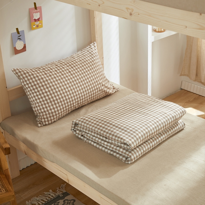 91家纺网 家纺一手货源 找家纺 水洗的故事 2025新款开学季色织水洗棉学生宿舍三件套 浅咖小格