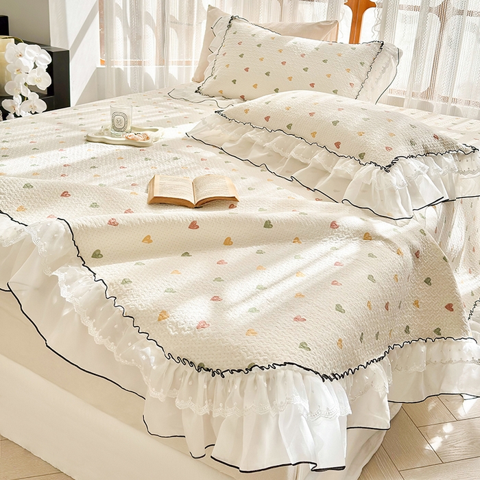 91家纺网 家纺一手货源 找家纺 金喜 2025新款韩版木棉印花小清新床盖双层蕾丝边夹棉床盖-小清新系列 爱心糖