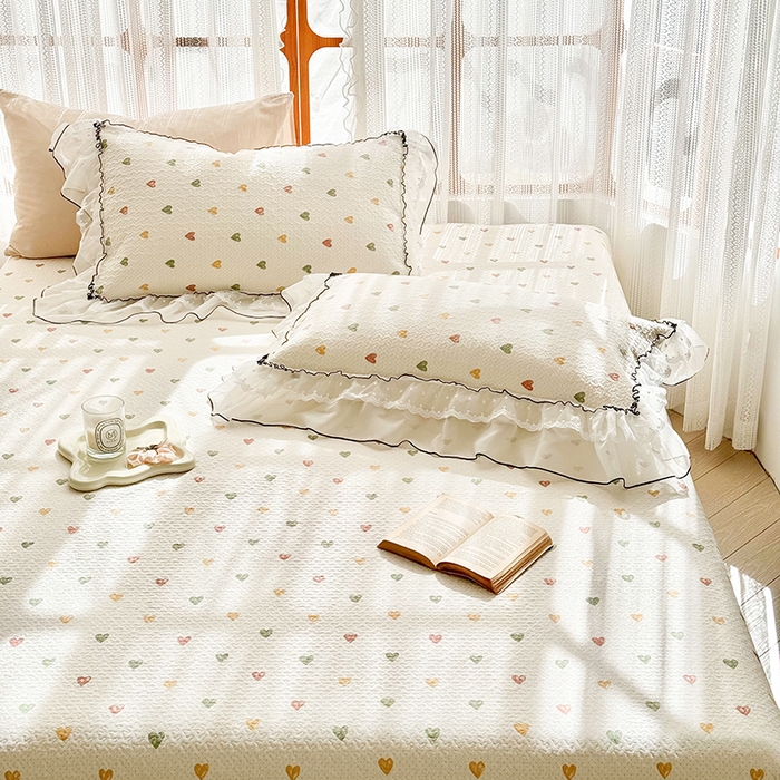 91家纺网 家纺一手货源 找家纺 金喜 2025新款韩版木棉印花小清新床盖双层蕾丝边夹棉床盖-小清新系列 爱心糖