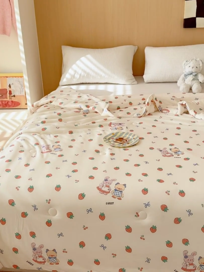 91家纺网 家纺一手货源 找家纺 品乐家纺 2025新款A类针织棉大豆被夏被夏凉被空调被学生被子 草莓兔