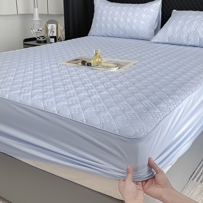 91家纺网 家纺一手货源 找家纺 2025轻奢风A类长绒棉夹棉床盖床笠三件套纯色绗绣四季高级感纯色全棉纯棉床上用品 慕蓝