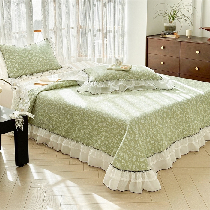 91家纺网 家纺一手货源 找家纺 金喜 2025新款韩版木棉印花小清新床盖双层蕾丝边夹棉床盖-小清新系列 绿风吟