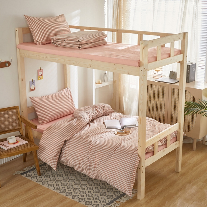 91家纺网 家纺一手货源 找家纺 水洗的故事 2025新款开学季色织水洗棉学生宿舍三件套 蜜粉小格