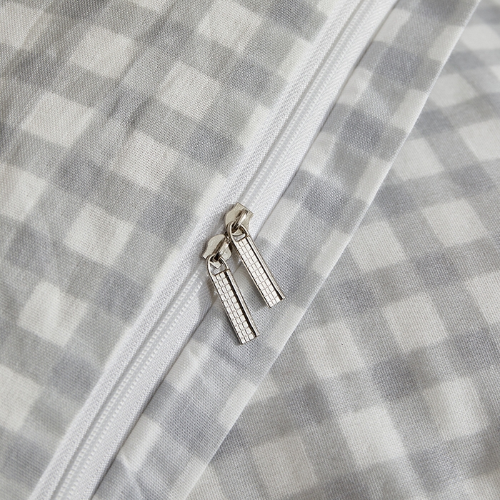 91家纺网 家纺一手货源 找家纺 怡家居 2025新款全棉双层纱可爱卡通毛巾绣四件套 灰格小淘气