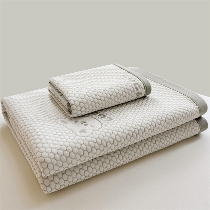 91家纺网 家纺一手货源 找家纺 喜居 2025新款LUCK小冰熊冰豆豆凉席 叠拍组合图仅供参考