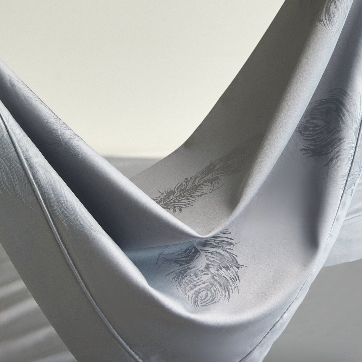 91家纺网 家纺一手货源 找家纺 榻尚家居 2025春夏新款长绒棉全棉纯棉贡缎提花手工立体埋绳工艺四件套 飘羽（高级灰）