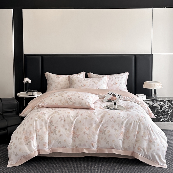 91家纺网 家纺一手货源 找家纺 金阳光家纺 2025新款高级简奢款莱赛尔数码印宽边四件套（带礼盒包装） 念池粉