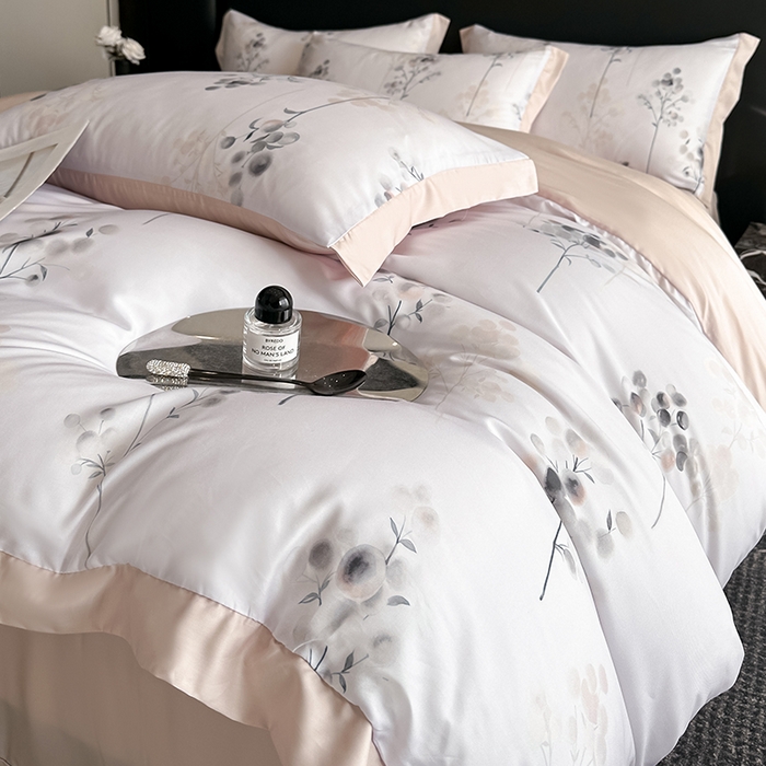 91家纺网 家纺一手货源 找家纺 金阳光家纺 2025新款高级简奢款莱赛尔数码印宽边四件套（带礼盒包装） 浮光落影