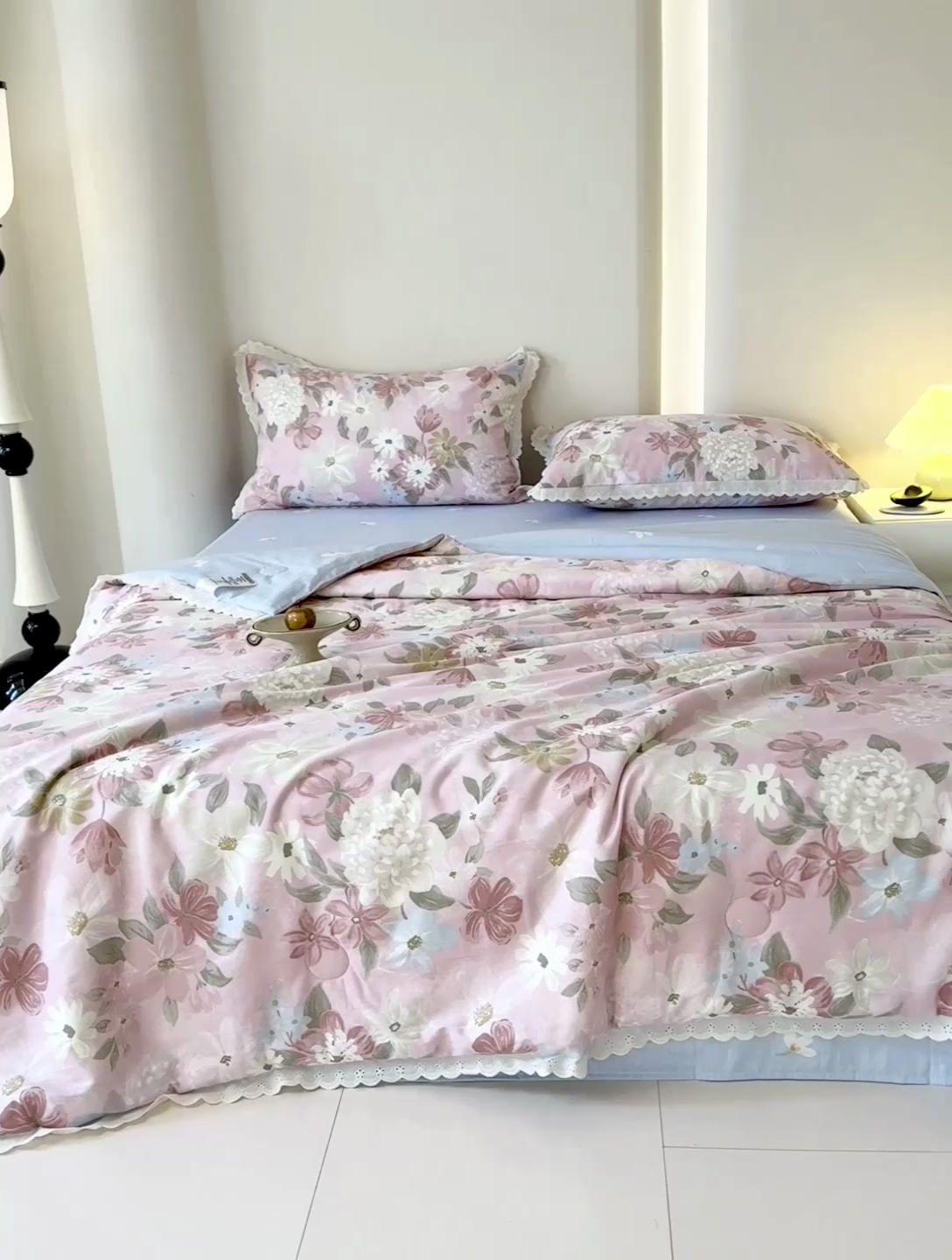 91家纺网 家纺一手货源 找家纺 被窝家纺 2025新款全棉花边大豆夏被四件套 晚色芳莲-粉