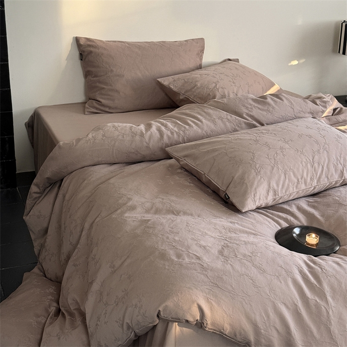 91家纺网 家纺一手货源 找家纺 鹿班家居 2025春夏新款云感超柔厚织提花浮雕系列四件套-梦境卷尾（标准会员-20元） 梦境卷尾-咖色