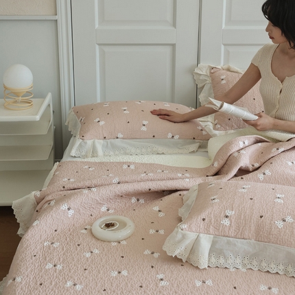 万盛家纺 2025新款全棉水洗花边床盖三件套 小熊结粉