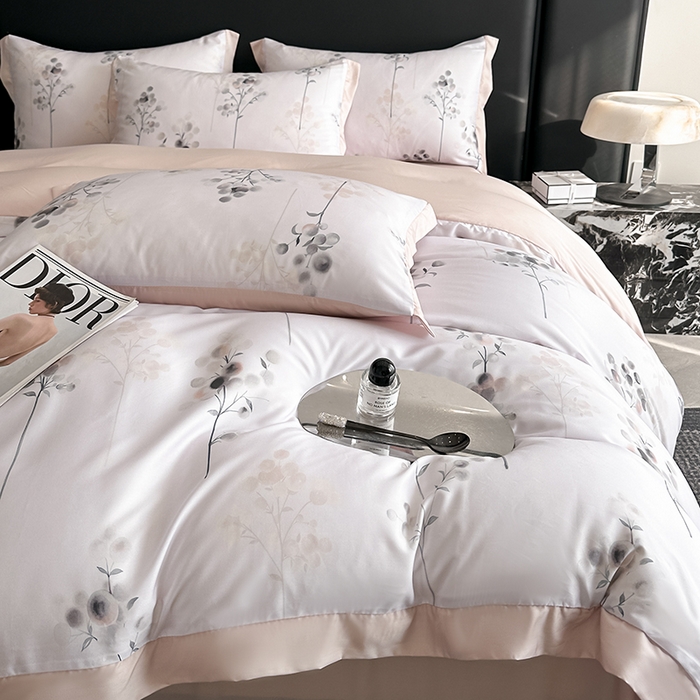 91家纺网 家纺一手货源 找家纺 金阳光家纺 2025新款高级简奢款莱赛尔数码印宽边四件套（带礼盒包装） 浮光落影