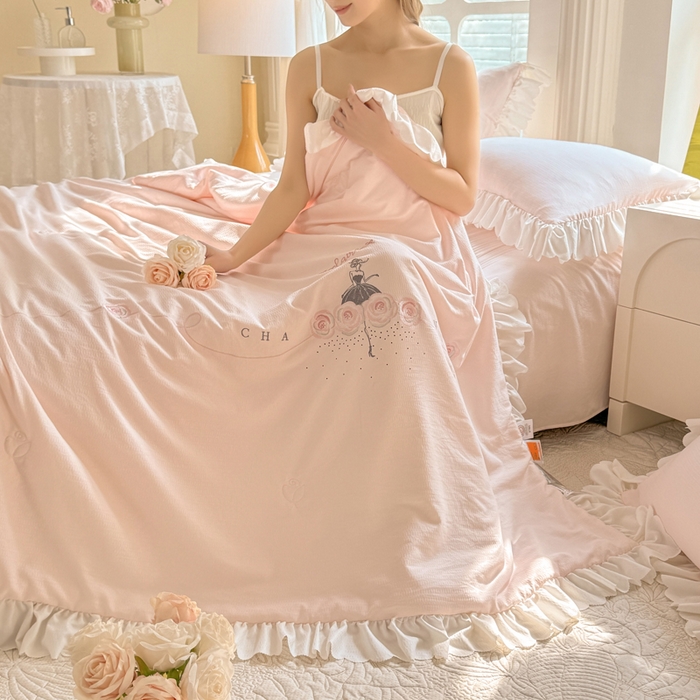 91家纺网 家纺一手货源 找家纺 绒世界 绒世界 2025新款针织棉提花加绣花烫钻夏被四件套翩然系列 翩然-樱花玉