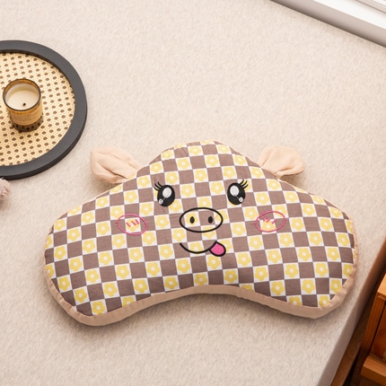 91家纺网 家纺一手货源 找家纺 明星枕业 2025新款全棉儿童卡通荞麦枕全荞麦护颈枕 呆萌猪卡其