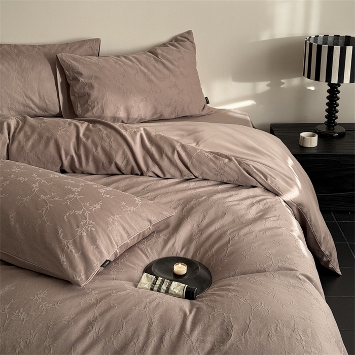 91家纺网 家纺一手货源 找家纺 鹿班家居 2025春夏新款云感超柔厚织提花浮雕系列四件套-梦境卷尾（标准会员-20元） 梦境卷尾-咖色