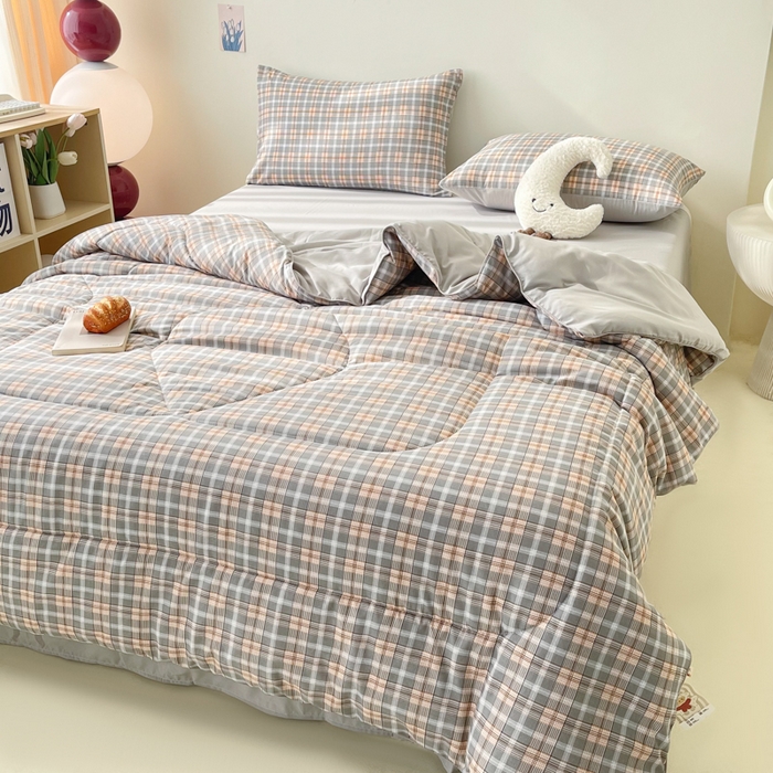 91家纺网 家纺一手货源 找家纺 宜家坊 2025新款水洗棉糯小棉夏被夏被四件套四季被春秋被单人学生双人被子被芯 简约格纹