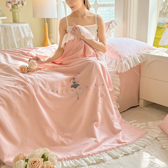 91家纺网 家纺一手货源 找家纺 绒世界 绒世界 2025新款针织棉提花加绣花烫钻夏被四件套翩然系列 翩然-珊瑚粉