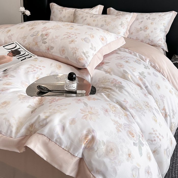 91家纺网 家纺一手货源 找家纺 金阳光家纺 2025新款高级简奢款莱赛尔数码印宽边四件套（带礼盒包装） 念池粉