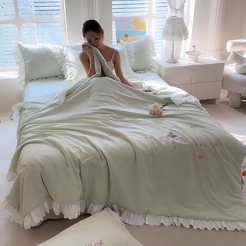 91家纺网 家纺一手货源 找家纺 绒世界 绒世界 2025新款针织棉提花加绣花烫钻夏被四件套翩然系列 翩然-薄荷绿