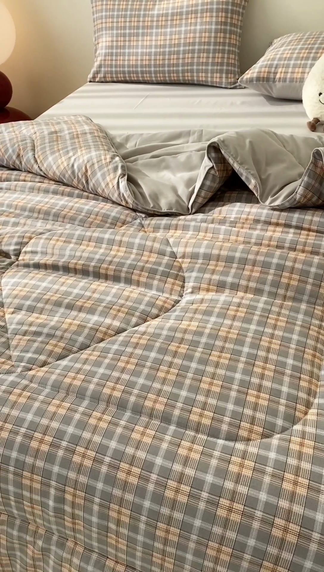 91家纺网 家纺一手货源 找家纺 宜家坊 2025新款水洗棉糯小棉夏被夏被四件套四季被春秋被单人学生双人被子被芯 简约格纹