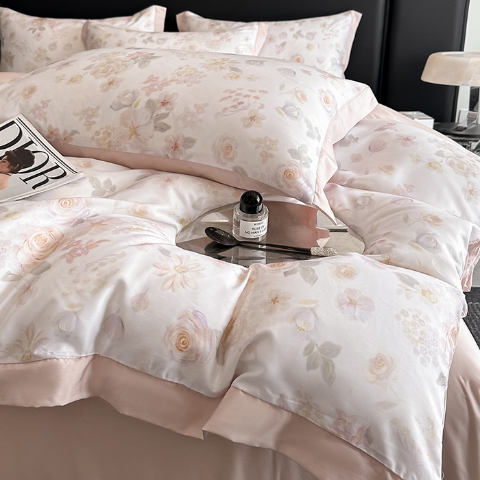 91家纺网 家纺一手货源 找家纺 金阳光家纺 2025新款高级简奢款莱赛尔数码印宽边四件套（带礼盒包装） 念池粉