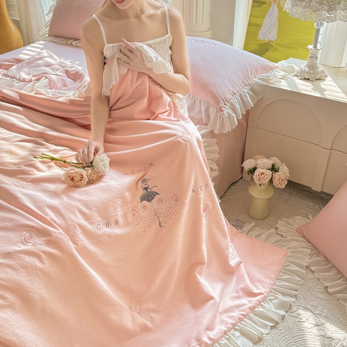 91家纺网 家纺一手货源 找家纺 绒世界 绒世界 2025新款针织棉提花加绣花烫钻夏被四件套翩然系列 翩然-珊瑚粉