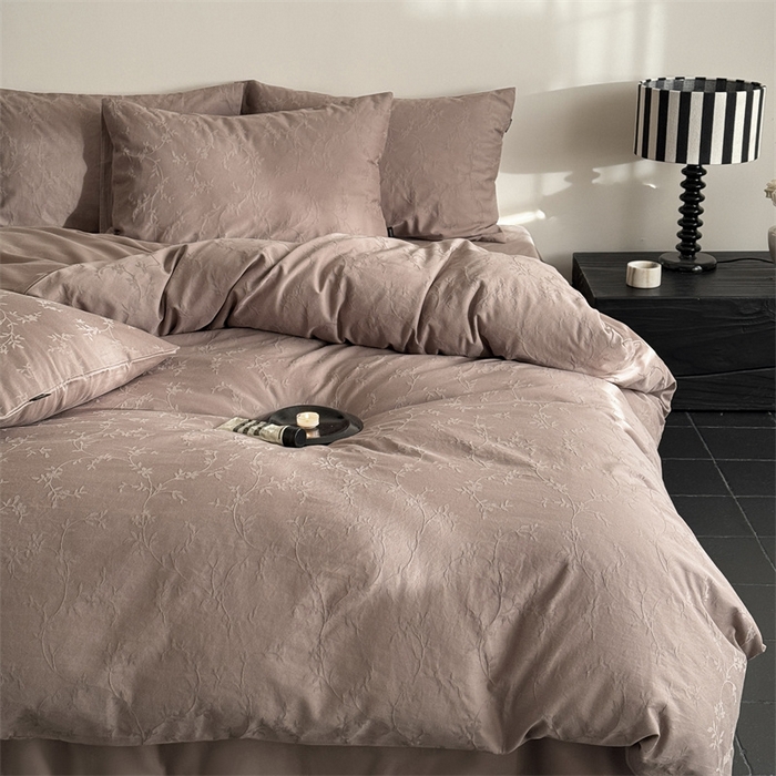 91家纺网 家纺一手货源 找家纺 鹿班家居 2025春夏新款云感超柔厚织提花浮雕系列四件套-梦境卷尾（标准会员-20元） 梦境卷尾-咖色