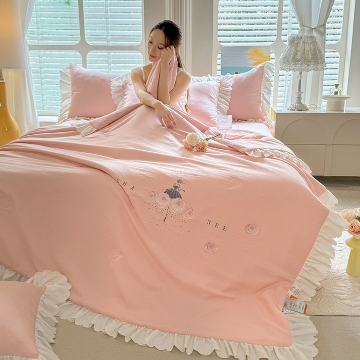 91家纺网 家纺一手货源 找家纺 绒世界 绒世界 2025新款针织棉提花加绣花烫钻夏被四件套翩然系列 翩然-珊瑚粉