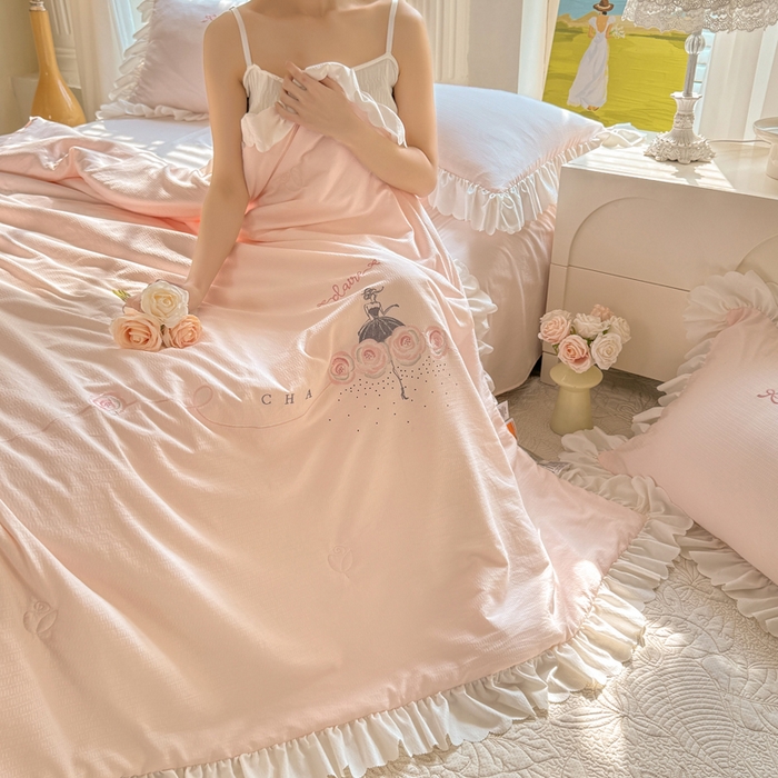 91家纺网 家纺一手货源 找家纺 绒世界 绒世界 2025新款针织棉提花加绣花烫钻夏被四件套翩然系列 翩然-樱花玉