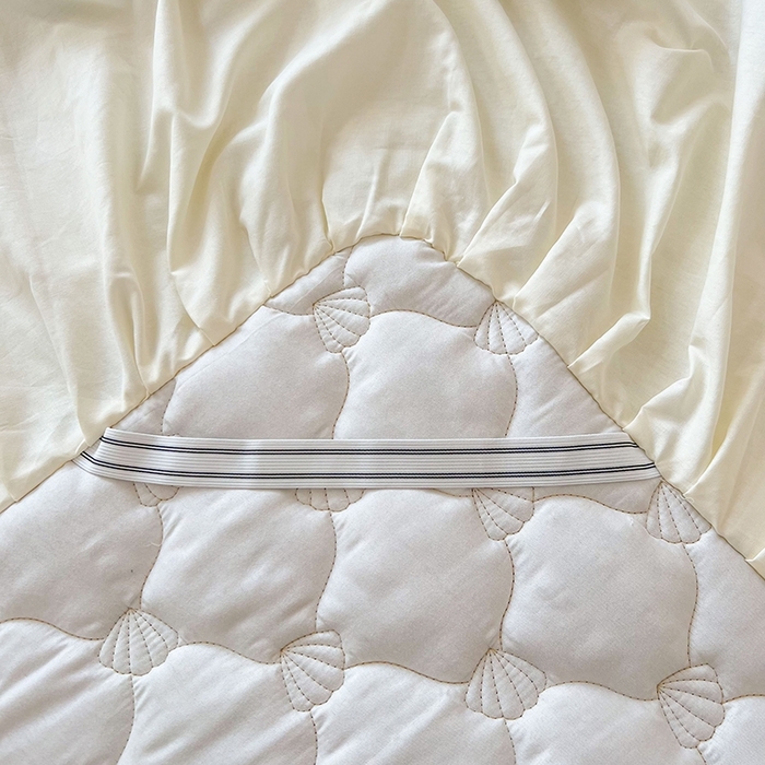 91家纺网 家纺一手货源 找家纺 笠裙2025新款纯棉防水隔尿夹棉加厚床裙-贝壳系列 贝壳奶昔白