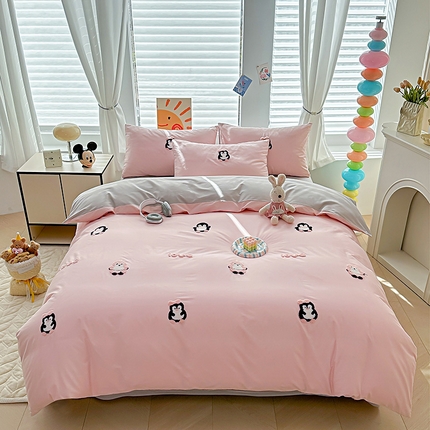 91家纺网 家纺一手货源 找家纺 其奥家纺 2025新款毛巾绣全棉四件套水洗棉纯棉 呆萌企鹅