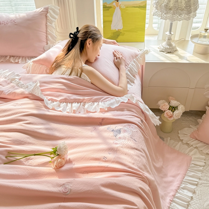 91家纺网 家纺一手货源 找家纺 绒世界 绒世界 2025新款针织棉提花加绣花烫钻夏被四件套翩然系列 翩然-珊瑚粉