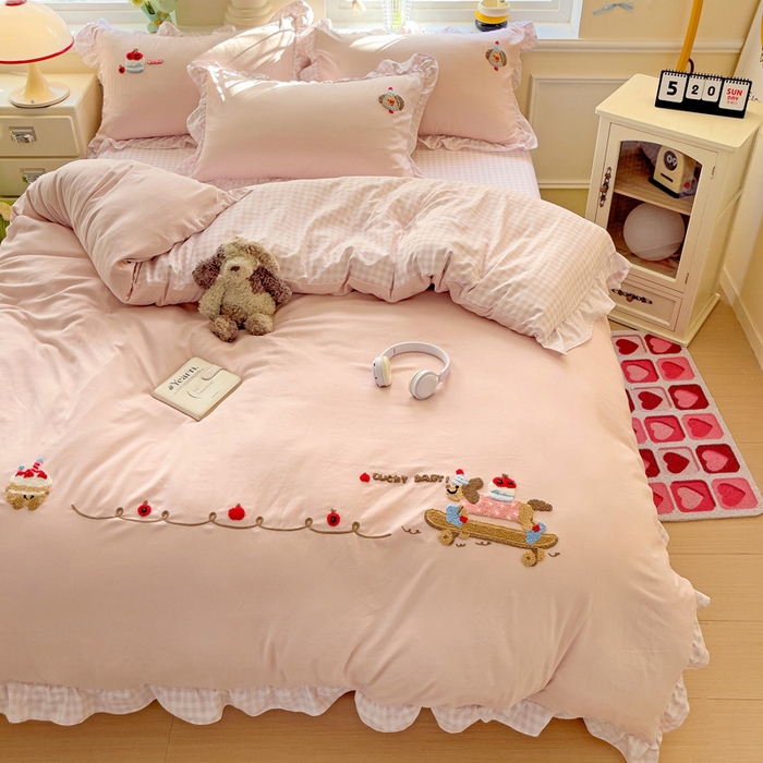 91家纺网 家纺一手货源 找家纺 2025新款高克重立体臻棉法式韩版毛巾绣四件套-腊肠狗 腊肠狗-浅粉