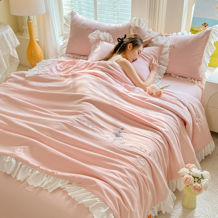 91家纺网 家纺一手货源 找家纺 绒世界 绒世界 2025新款针织棉提花加绣花烫钻夏被四件套翩然系列 翩然-珊瑚粉