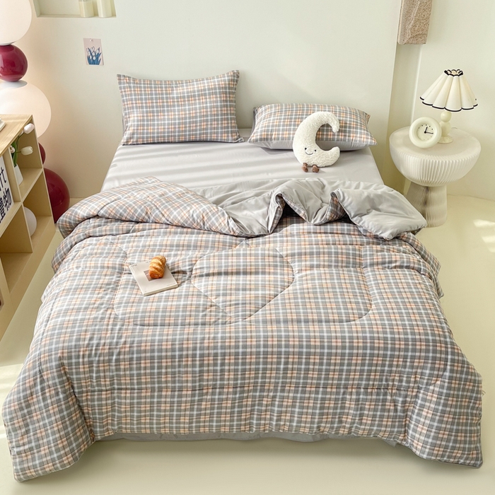 91家纺网 家纺一手货源 找家纺 宜家坊 2025新款水洗棉糯小棉夏被夏被四件套四季被春秋被单人学生双人被子被芯 简约格纹