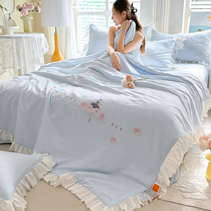 91家纺网 家纺一手货源 找家纺 绒世界 绒世界 2025新款针织棉提花加绣花烫钻夏被四件套翩然系列 翩然-暮色蓝