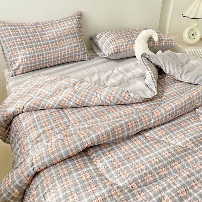 91家纺网 家纺一手货源 找家纺 宜家坊 2025新款水洗棉糯小棉夏被夏被四件套四季被春秋被单人学生双人被子被芯 简约格纹