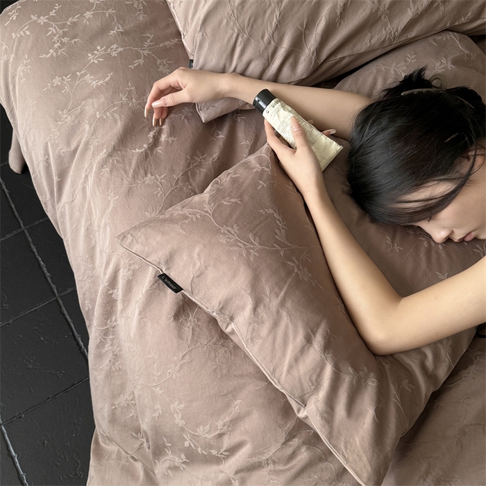 91家纺网 家纺一手货源 找家纺 鹿班家居 2025春夏新款云感超柔厚织提花浮雕系列四件套-梦境卷尾（标准会员-20元） 梦境卷尾-咖色