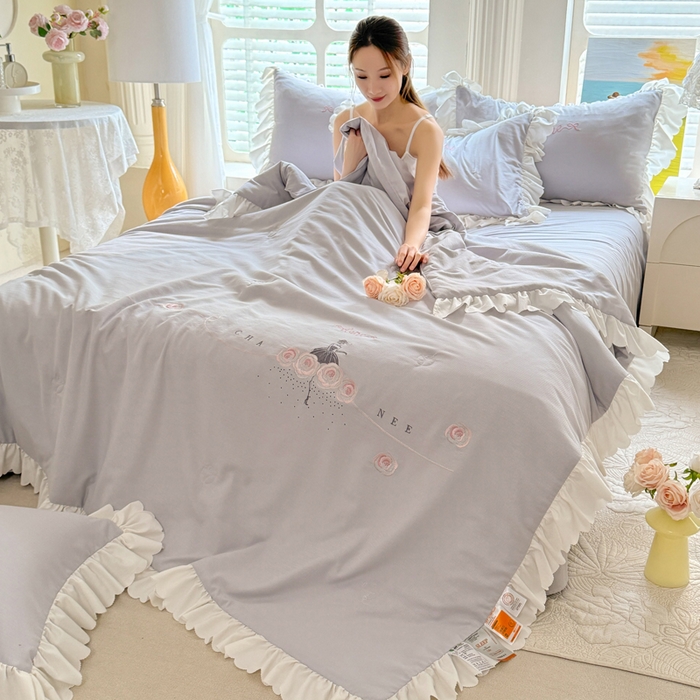91家纺网 家纺一手货源 找家纺 绒世界 绒世界 2025新款针织棉提花加绣花烫钻夏被四件套翩然系列 翩然-绅士灰