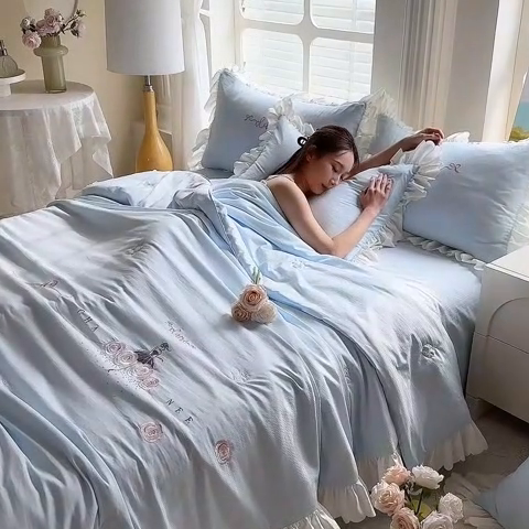 91家纺网 家纺一手货源 找家纺 绒世界 绒世界 2025新款针织棉提花加绣花烫钻夏被四件套翩然系列 翩然-暮色蓝