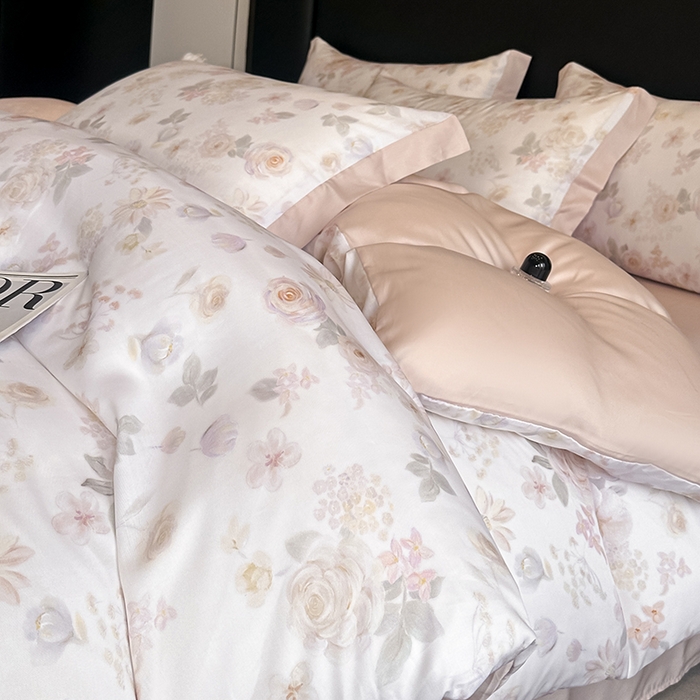 91家纺网 家纺一手货源 找家纺 金阳光家纺 2025新款高级简奢款莱赛尔数码印宽边四件套（带礼盒包装） 念池粉