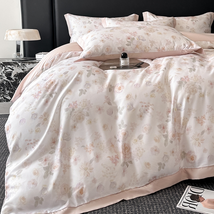 91家纺网 家纺一手货源 找家纺 金阳光家纺 2025新款高级简奢款莱赛尔数码印宽边四件套（带礼盒包装） 念池粉