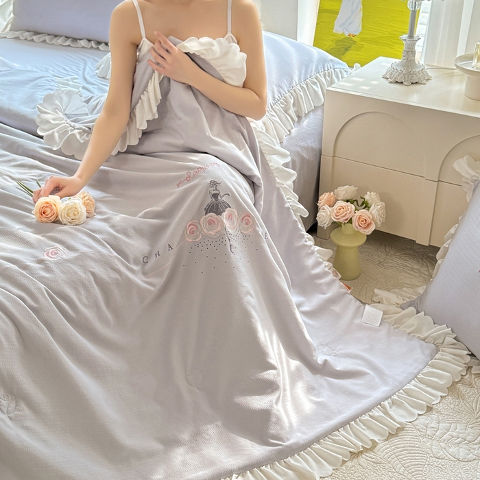 91家纺网 家纺一手货源 找家纺 绒世界 绒世界 2025新款针织棉提花加绣花烫钻夏被四件套翩然系列 翩然-绅士灰